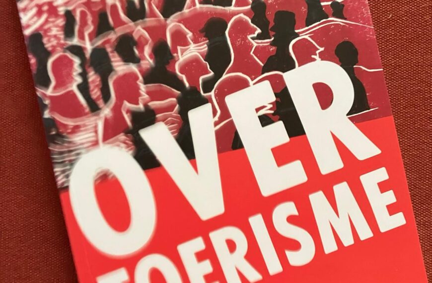 Essaybundel over massatoerisme aangeboden aan wethouder Van der Horst